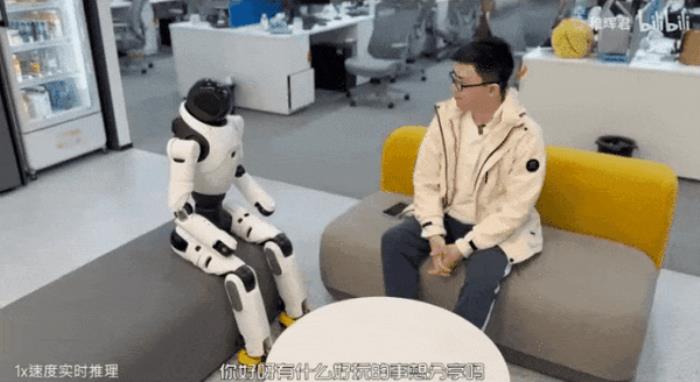 稚暉君機器人神技再現江湖！騎自行車驚呆眾人：又抽象又硬核