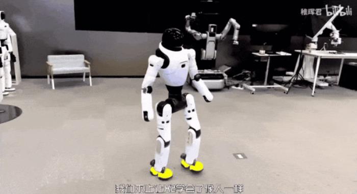 稚暉君機器人神技再現江湖！騎自行車驚呆眾人：又抽象又硬核
