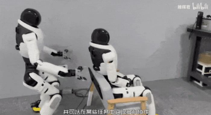 稚暉君機器人神技再現江湖！騎自行車驚呆眾人：又抽象又硬核