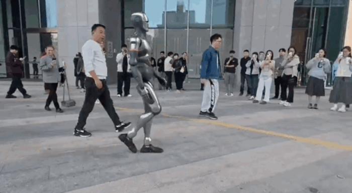 深圳機器人跑步驚呆歪果仁 與人類無異 網友：北馬見
