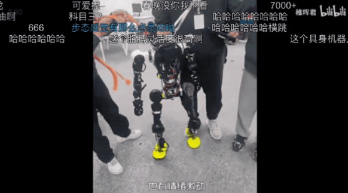 稚暉君機器人神技再現江湖！騎自行車驚呆眾人：又抽象又硬核
