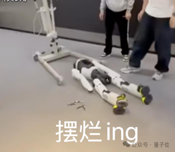 稚暉君機器人神技再現江湖！騎自行車驚呆眾人：又抽象又硬核