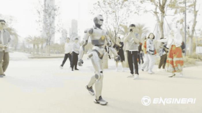 深圳機器人跑步驚呆歪果仁 與人類無異 網友：北馬見
