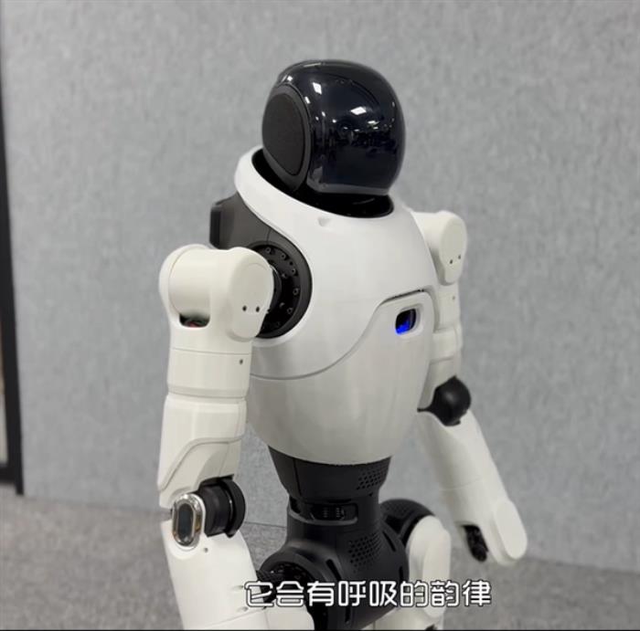 稚暉君和機(jī)器人 離不開自行車