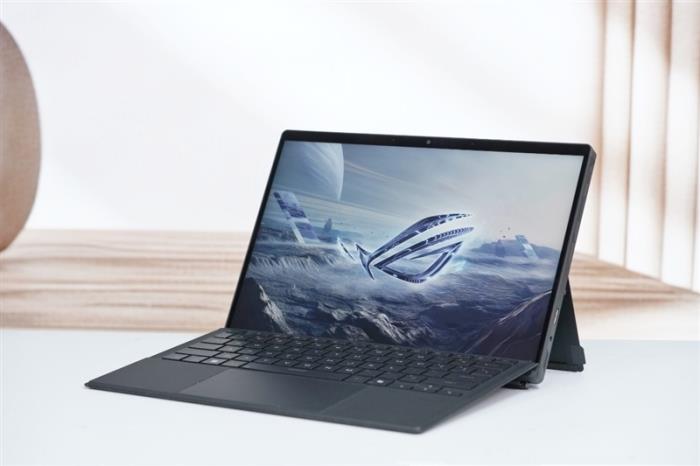 CPU超越i9-14900HX、核顯強于RTX 4060！ROG幻X 2025評測：唯一能跑70B大模型