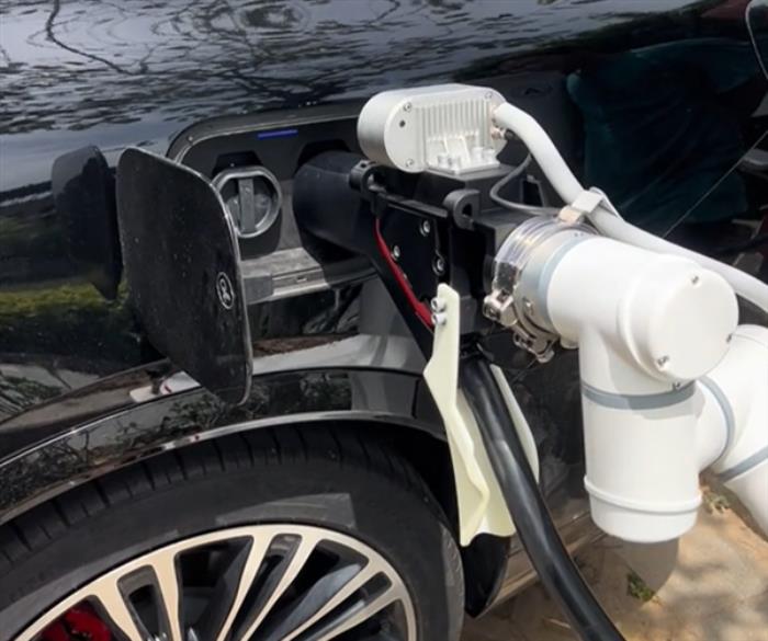 問界M9車主體驗華為自動充電機器人：有點慢、但很穩