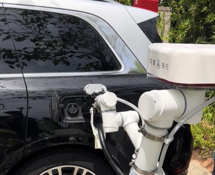 問界M9車主體驗華為自動充電機器人：有點慢、但很穩