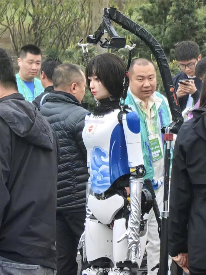 全球首場！人形機器人馬拉松在北京開跑