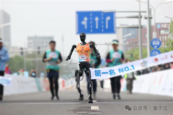 人形機器人半馬冠軍 為什么會選擇全尺寸