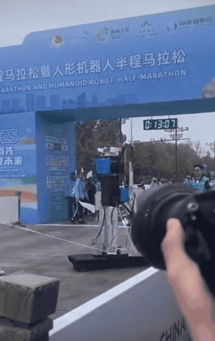 一場馬拉松扒光了中國機器人的底褲 屬實有點幽默了