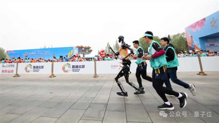 人形機器人半馬冠軍 為什么會選擇全尺寸